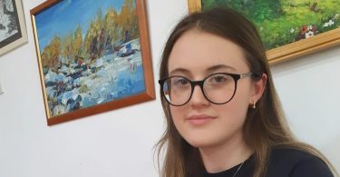 Larisa Maria Lecușescu aduce primul ei premiu Școlii Populare de Artă