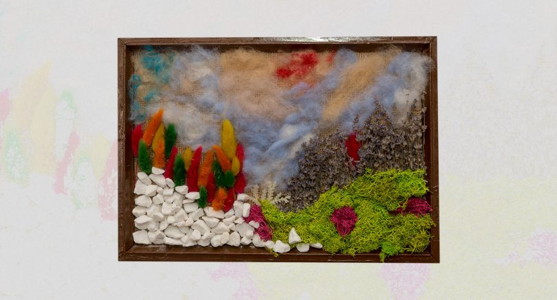 Două mâini dibace – Tablou decorativ cu pietriș, licheni și flori uscate