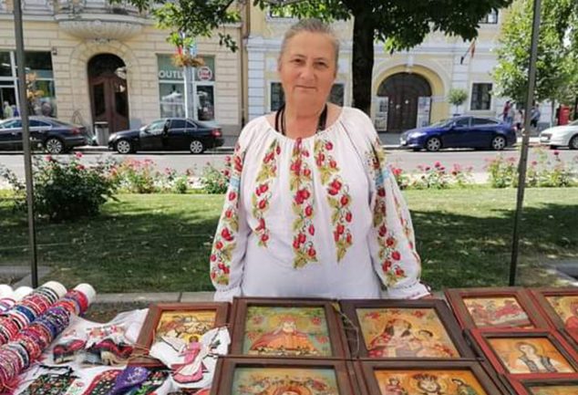 Elena Costinaș, între dragostea pentru icoană și împletiturile decorative