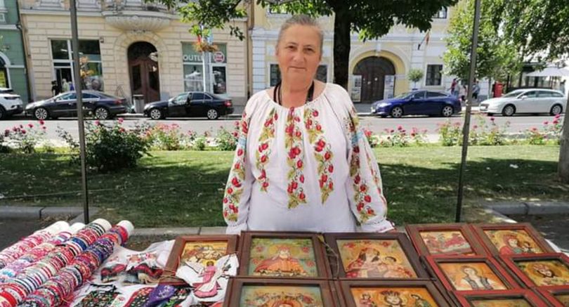 Elena Costinaș, între dragostea pentru icoană și împletiturile decorative