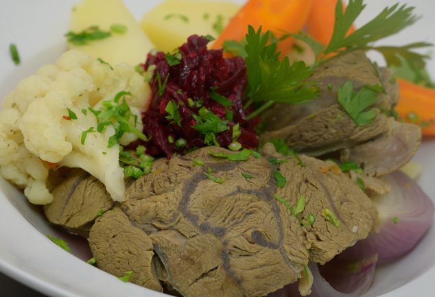 Rubrica România în bucate aduce în atenția cititorilor noștri o nouă rețetă tradițională, delicioasă și rapidă. Chef Ciprian Țărnă, de la Braseria Tradițional Cip&Ali, ne propune să gătim împreună un rasol de vită cu legume proaspete și savuroase.