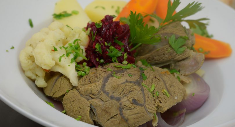 Rubrica România în bucate aduce în atenția cititorilor noștri o nouă rețetă tradițională, delicioasă și rapidă. Chef Ciprian Țărnă, de la Braseria Tradițional Cip&Ali, ne propune să gătim împreună un rasol de vită cu legume proaspete și savuroase.