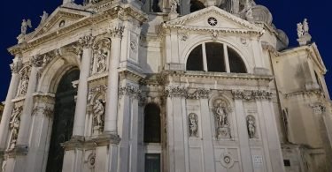 În Veneția, bisericile sunt pretutindeni. Cum ajungi într-o piațetă, și dai de un lăcaș de cult. Datorită numărului mare de locuri de rugăciune, multe dintre ele, în contemporaneitate au căpătat diferite folosiri.