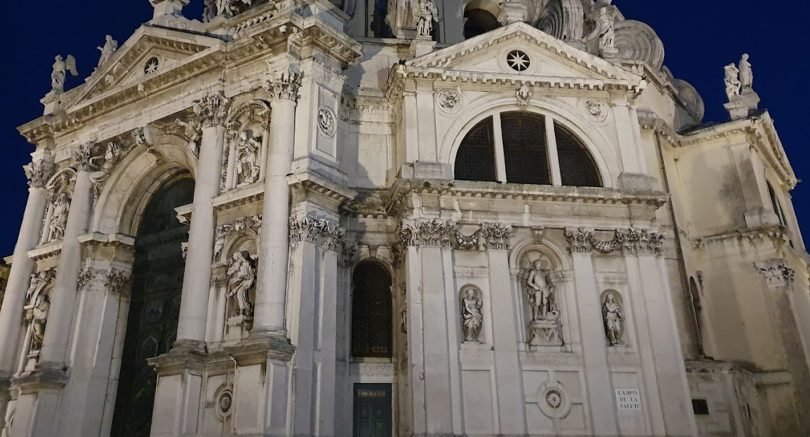 În Veneția, bisericile sunt pretutindeni. Cum ajungi într-o piațetă, și dai de un lăcaș de cult. Datorită numărului mare de locuri de rugăciune, multe dintre ele, în contemporaneitate au căpătat diferite folosiri.