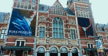 Enumeram în materialul anterior câteva dintre simbolurile culturale ale poporului olandez, printre ele numărându-se Rembrandt, Veermer și Van Gogh. Creațiile lor și ale altor maeștri ai picturii flamande pot fi văzute în mai toată Olanda, în muzee, în expoziții permanente, ori în alte locuri publice în care sunt organizate expoziții temporare.