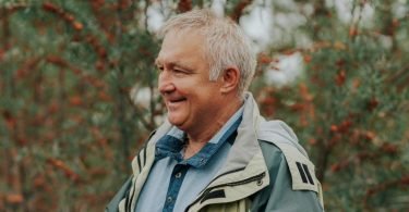 Vasile Popescu, cunoscut printre nemțeni, în perioada anilor 2000, drept „trimisul TVR” în Neamț, omul cu camera, prezent la cele mai importante evenimente din județ, și-a continuat traseul profesional după pensionare, transformându-se într-un apreciat producător de cătină. Ideea de a deveni producător de cătină și de a produce sucuri 100% naturale a apărut în 2016, când a primit vestea pensionării în scurt timp.