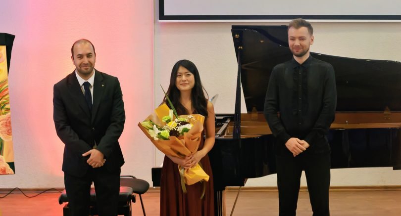 Centrul pentru Cultură și Arte „Carmen Saeculare” Neamț și Academia Națională de Muzică „Gheorghe Dima” Cluj-Napoca, Extensia Piatra-Neamț, au invitat melomanii nemțeni la recitalul de pian susținut de Grace Jee Eun Oh (Norvegia/Coreea de Sud) și invitații săi.