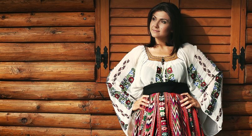 Jovială, frumoasă și foarte talentată, îndrăgita interpretă de muzică populară Vasilica Tătaru, din Bacău, face dezvăluiri în cadrul rubricii Cafeneaua Culturală, din revista Coolt Neamț.