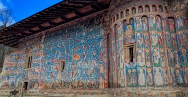 Turist prin România - Drumeție la Mănăstirea Voroneț, numită și „Capela Sixtină a României”