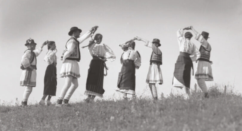 Practici populare arhaice - Jocul suratelor pe morminte