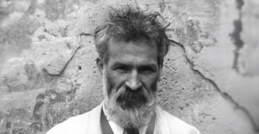 Constantin Brâncuși (1876 - 1957), supranumit și „patriarhul sculpturii moderne”, a fost un artist de o anvergură uriașă, unul dintre cei mai influenți sculptori ai secolului XX și una dintre personalitățile definitorii ale artei universale.