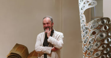 Născut în 1955, în satul Cara, județul Cluj, Liviu Mocan a absolvit Academia de Arte Vizuale din Cluj-Napoca și a fost artist rezident al Anderson University din Indiana și al Mississippi College, SUA. Lucrările sale au fost expuse și se găsesc în colecții particulare din Statele Unite ale Americii, Europa, Asia, Africa, Australia, Noua Zeelandă.