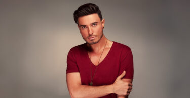 Cu un vibe proaspăt și ritmuri care te fac să dansezi, Faydee este artistul care știe cum să ajungă direct la inima fanilor din întreaga lume. Crescut între influențele culturale libaneze și sound-ul pop modern, a transformat mixul acesta unic într-o rețetă a succesului la nivel internațional.