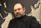 Implicarea socială îl prezintă în luna decembrie pe preotul Ionuț Apreotesei, om al faptelor, care crede cu tărie că ajutorul și responsabilitatea față de comunitate sunt chemarea adevărată a celor care doresc să aducă o schimbare. Vom descoperi în rândurile următoare cum prin gesturi simple, dar pline de însemnătate, unii oameni reușesc să transforme viețile celor din jur, aducând sprijin acolo unde este mai mare nevoie.