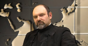 Implicarea socială îl prezintă în luna decembrie pe preotul Ionuț Apreotesei, om al faptelor, care crede cu tărie că ajutorul și responsabilitatea față de comunitate sunt chemarea adevărată a celor care doresc să aducă o schimbare. Vom descoperi în rândurile următoare cum prin gesturi simple, dar pline de însemnătate, unii oameni reușesc să transforme viețile celor din jur, aducând sprijin acolo unde este mai mare nevoie.
