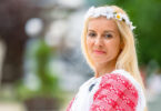 Anda Maria Acristinei, absolventă a Universității de Arte „Vatra”, din Baia Mare, este unul dintre acești păstrători de tradiție care și-a dedicat activitatea dansului popular. Cu o pregătire solidă în artele spectacolului și ale coregrafiei, ea a reușit să ducă mai departe frumusețea și autenticitatea obiceiurilor românești, transpunându-le în spectacole care cuceresc inimi și inspiră generații.