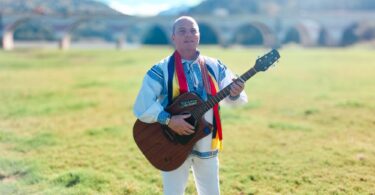 Paginile dedicate interviului Implicare socială îl prezintă, în luna ianuarie, pe Marius Mihai Coșerariu. După o carieră de 28 de ani în cadrul I.P.J. Neamț, a decis să își dedice energia și resursele pentru dezvoltarea culturală a regiunii, fondând Asociația Culturală „Eu Cred”, la Tașca. Pe lângă activitățile sale din domeniul siguranței publice, Marius este un pasionat al muzicii folk și culturii, fiind membru al Societății Scriitorilor din județul Neamț. Interviul dezvăluie un om implicat, deschis și activ în activități dedicate comunității.