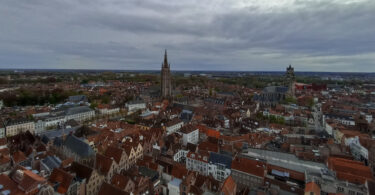 Intrarea în orașul vechi, la Bruges, se face prin intermediul a patru porți-bastion, aflate în cele patru puncte cardinale. Pe oricare dintre ele va intra, călătorul va avea parte de o experiență de neuitat. Plimbarea terestră, pe alei și străduțe mărginite de case durate din veacurile XV, XVI și XVII (cele mai vechi, păstrate, conservate într-o estetică care te duce în lumea din care ele vin), ori pe apă, pe multitudinea de canale - de aceea Bruges mai e numit și Veneția Nordului - aduce vizitatorilor noi și noi motive de relaxare.