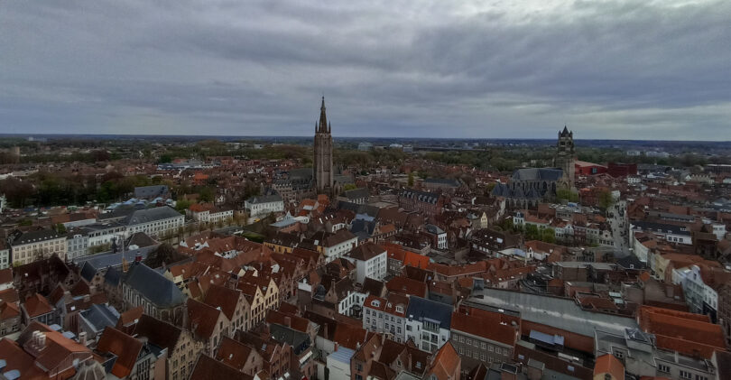 Intrarea în orașul vechi, la Bruges, se face prin intermediul a patru porți-bastion, aflate în cele patru puncte cardinale. Pe oricare dintre ele va intra, călătorul va avea parte de o experiență de neuitat. Plimbarea terestră, pe alei și străduțe mărginite de case durate din veacurile XV, XVI și XVII (cele mai vechi, păstrate, conservate într-o estetică care te duce în lumea din care ele vin), ori pe apă, pe multitudinea de canale - de aceea Bruges mai e numit și Veneția Nordului - aduce vizitatorilor noi și noi motive de relaxare.