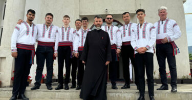 Cu pasiune și dedicare, invitatul rubricii Implicare socială din această lună reunește voci care transformă rugăciunea în armonie, păstrând vie tradiția muzicală a bisericii. Părintele diacon Ciprian Ceai este fondatorul a două grupuri vocale Evanghelismos, unul bărbătesc și unul pentru copii, prin care duce mai departe frumusețea cântecului sacru. Protagonistul a acceptat un interviu în care dezvăluie povestea Evanghelismos, precum și detalii privind parcursul său profesional.