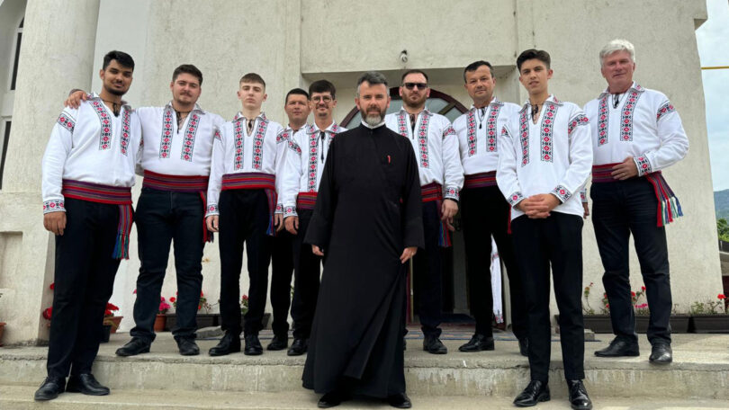 Cu pasiune și dedicare, invitatul rubricii Implicare socială din această lună reunește voci care transformă rugăciunea în armonie, păstrând vie tradiția muzicală a bisericii. Părintele diacon Ciprian Ceai este fondatorul a două grupuri vocale Evanghelismos, unul bărbătesc și unul pentru copii, prin care duce mai departe frumusețea cântecului sacru. Protagonistul a acceptat un interviu în care dezvăluie povestea Evanghelismos, precum și detalii privind parcursul său profesional.