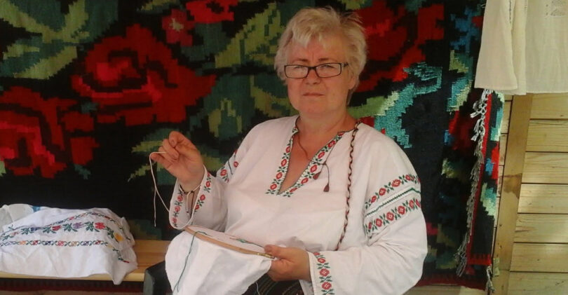 Artizani de colecție – MARIA OTAVĂ, cu mâinile ei dibace, dă viață tradiției