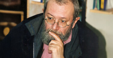 Corneliu-Dan Borcia a fost absolvent al I.A.T.C. (1966), avându-i magiştri pe George Carabin şi conf. George Rafael. Imediat după absolvire, a făcut o scurtă oprire la Teatrul din Turda, fiind apoi angajat la Teatrul Tineretului din Piatra-Neamţ, unde a debutat în spectacolul Răzvan şi Vidra.