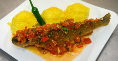 În postul Paștelui vă propunem un preparat tradițional, simplu și savuros. Saramura de păstrăv este un deliciu pentru zilele cu dezlegare la pește și se pregătește în câțiva pași rapizi.