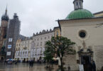 Dacă visezi la o escapadă europeană plină de istorie, atmosferă boemă și activități diverse, Cracovia este destinația ideală. Cu nou deschisa cursă low cost, la mai puțin două ore de zbor de București, Cluj sau Iași, acest oraș medieval îmbină farmecul vechiului continent cu energia tinerilor, care îl animă zi și noapte.
