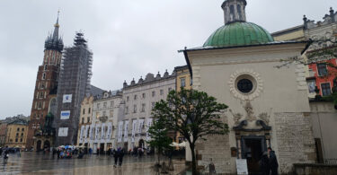 Dacă visezi la o escapadă europeană plină de istorie, atmosferă boemă și activități diverse, Cracovia este destinația ideală. Cu nou deschisa cursă low cost, la mai puțin două ore de zbor de București, Cluj sau Iași, acest oraș medieval îmbină farmecul vechiului continent cu energia tinerilor, care îl animă zi și noapte.