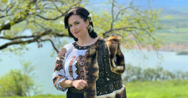 Vocea Vioricăi Macovei are forța de a te opri din drum și de a-ți aduce aminte cine ești. În ea se aud dealurile Bucovinei, dorurile satului și rugăciunile oamenilor simpli, dar și emoția prezentului trăit cu bucurie și credință.