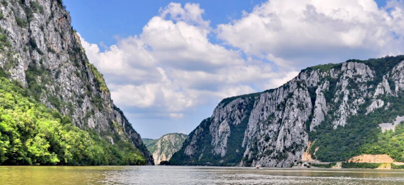 Ultima săptămână de vară are darul de a ne chema spre locuri spectaculoase, unde natura își arată puterea și frumusețea neîmblânzită. Un astfel de loc este Defileul Dunării, mai ales în porțiunea sa cea mai dramatică: Cazanele Dunării. Aici, fluviul se strânge între pereți de stâncă înalți de sute de metri și pare că „fierbe”, într-un spectacol care taie răsuflarea chiar și celui mai obișnuit privitor.