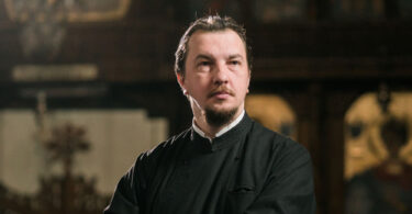 Există preoți care slujesc prin cuvânt și preoți care slujesc prin fapte. Părintele Mihai Capșa Togan le unește pe ambele, transformând fiecare întâlnire cu tinerii într-o lecție de viață și de credință. Pentru el, educația religioasă este un drum către echilibru, iar filmul - o parabolă modernă despre lumină.