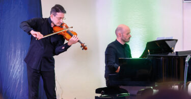 Finalul lunii octombrie a adus, în cadrul Stagiunii muzicale 2025-2026, recitalul cameral susținut de violonistul Adrian Gheorghiu și de pianistul Alin Andrei Filipescu.