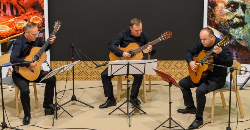 În buna tradiție a ultimilor 27 de ani, parteneriatul dintre Academia Națională de Muzică „Gheorghe Dima” Cluj-Napoca, Extensia Piatra-Neamț, și Centrul pentru Cultură și Arte „Carmen Saeculare” Neamț continuă, aducând în fața publicului iubitor de muzică de calitate noi evenimente artistice.
