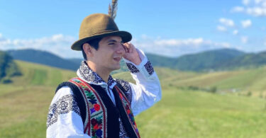 În spatele fiecărui dansator care urcă pe scenă există o poveste, uneori neașteptată, alteori discretă, dar mereu încărcată de sens. Așa este și povestea lui Vlad Negulescu, un tânăr pentru care folclorul nu a fost o alegere planificată, ci mai degrabă o descoperire care i-a schimbat direcția.