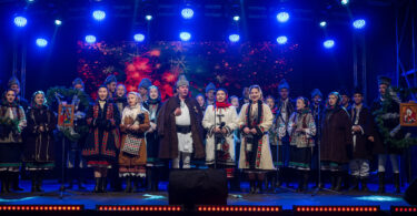 Sâmbătă, 13 decembrie 2025, Ansamblul folcloric „Floricică de la munte”, al Centrului pentru Cultură și Arte „Carmen Saeculare” Neamț, a fost prezent pe scena Târgului „Piatra lui Crăciun”, oferind publicului nemțean un bogat program artistic, prin care a îmbinat cântecele și dansurile tradiționale cu datinile și obiceiurile practicate de strămoși, în perioada Sărbătorilor de iarnă.
