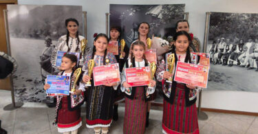 A devenit deja o frumoasă tradiție ca elevii Clasei Canto tradițional, coordonați de prof. Georgiana Șerban Axinte, să participe, cu emoții și mult entuziasm, la Festivalul Internațional pentru copii și tineret „Cântec de Stea”, un eveniment care le oferă celor mai tineri interpreți șansa de a se dezvolta, de a-și depăși emoțiile, de a descoperi unde mai au de lucrat pentru perfecționare și de a se întâlni într-o atmosferă de sărbătoare cu alți colegi, pasionați și ei de muzică.