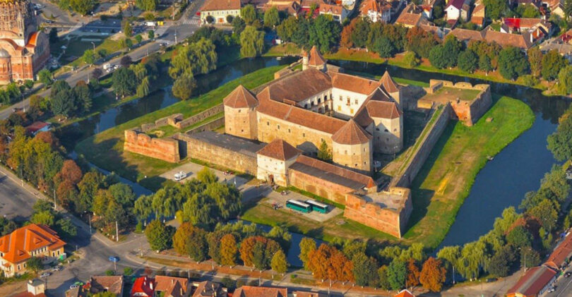 Cetatea Făgărașului este, fără îndoială, unul dintre cele mai impunătoare monumente ale Ținutului Făgăraș, un complex feudal fortificat de o importanță excepțională atât pentru România, cât și pentru întreaga Europă. Este una dintre cele mai mari și mai bine păstrate cetăți din țară, dovadă a unui patrimoniu arhitectural și istoric de valoare deosebită.