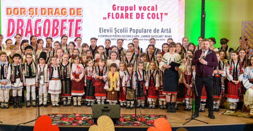 De ani buni, Centrul pentru Cultură şi Arte „Carmen Saeculare” a instituit o tradiţie în a celebra Ziua de Dragobete, sărbătoarea dragostei la români. Năvalnicul, altă denumire atribuită Dragobetelui, a fost și anul acesta sărbătorit de cursanții Școlii Populare de Artă Piatra-Neamț. Astfel, duminică, 22 februarie, la Sala „Calistrat Hogaș” a Consiliului Județean Neamț, a avut loc spectacolul „Dor și drag de Dragobete”, în care protagoniști au fost membrii Grupului vocal „Floare de colț”, compus din elevii clasei Canto tradițional, coordonată de prof. Georgiana Șerban Axinte.