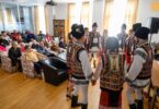 Cu primăvara în suflet, elevii clasei de dans tradițional de la Școala Populară de Artă Piatra-Neamț, din cadrul Centrului pentru Cultură și Arte „Carmen Saeculare”, clasă coordonată de coregrafii Ion Luchian și Claudiu Luchian, au mers joi, 5 martie 2026, la Centrul social „Pietricica”, acolo unde au oferit un program de cântec și joc moldovenesc. Prin acest gest, tinerii artiști au vrut să ofere un mărțișor muzical și coregrafic seniorilor aflați în acest centru.
