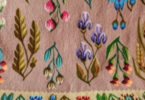 Spre deosebire de tehnicile țesutului, care au favorizat obținerea unor autentice valori, broderia folosită la decorarea textilelor subțiri din casa țăranului din ultimul veac nu a condus întotdeauna la atingerea unor valori autentice. Cu atât mai mult, extinderea ei deosebită din ultimul timp nu s-a dovedit prea benefică.