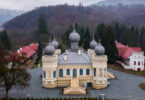 Când vorbim despre destinații de descoperit, avem tendința să privim departe. Și totuși, România ascunde locuri de o frumusețe discretă, aproape neștiute, care așteaptă să fie redescoperite. Luna aceasta la „Turist prin România”, ne îndreptăm atenția spre o astfel de locație, unde istoria, natura și liniștea se împletesc firesc, oferind o experiență cu totul specială.