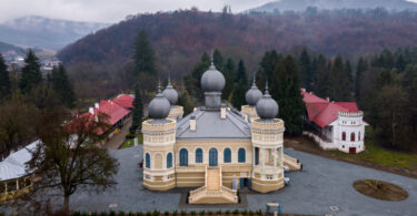 Când vorbim despre destinații de descoperit, avem tendința să privim departe. Și totuși, România ascunde locuri de o frumusețe discretă, aproape neștiute, care așteaptă să fie redescoperite. Luna aceasta la „Turist prin România”, ne îndreptăm atenția spre o astfel de locație, unde istoria, natura și liniștea se împletesc firesc, oferind o experiență cu totul specială.