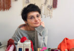 Există povești care nu încep cu un plan bine stabilit, ci cu o emoție. Cu o nevoie simplă, dar profundă: aceea de a crea ceva care să aibă sens. Pentru Vasilica Georgiana Lambru, această nevoie s-a transformat, în timp, într-un mod de viață în care mâinile, materialele și trăirile se întâlnesc firesc.