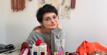 Există povești care nu încep cu un plan bine stabilit, ci cu o emoție. Cu o nevoie simplă, dar profundă: aceea de a crea ceva care să aibă sens. Pentru Vasilica Georgiana Lambru, această nevoie s-a transformat, în timp, într-un mod de viață în care mâinile, materialele și trăirile se întâlnesc firesc.