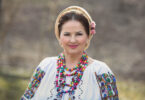 Cunoscută și iubită de public pentru energia și farmecul cântecului „Zi-i, Vasile, zi-i”, Margareta Clipa este una dintre vocile care au dus mai departe, cu autenticitate, spiritul Bucovinei. Cu o carieră construită într-o perioadă în care afirmarea se câștiga greu, prin scenă, concursuri și multă muncă, artista a rămas fidelă valorilor care au consacrat-o: respectul pentru tradiție, naturalețea și bucuria de a cânta pentru oameni. Dincolo de succesul pieselor sale, povestea Margaretei Clipa este despre rădăcini, disciplină și un drum parcurs cu răbdare, pas cu pas. În acest interviu, descoperim omul din spatele cântecului și felul în care muzica i-a devenit destin.