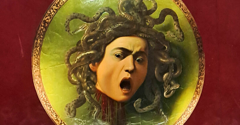 Una dintre capodoperele pictorului Michelangelo Merisi, cunoscut drept Caravaggio (1571–1610), este „Medusa”. Creație din anul 1598, aceasta poate fi acum admirată într-una dintre sălile imensului muzeu Galeriile Uffizi.