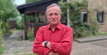Invitatul ediției dedicate implicării sociale este Vasile Baghiu, o voce distinctă a literaturii contemporane românești, poet, prozator și eseist, membru al Uniunii Scriitorilor din România și al PEN-Club. Inițiator al conceptului de himerism poetic, pe care l-a conturat în manifeste și eseuri, Vasile Baghiu construiește o operă solidă, tradusă și apreciată în spațiul internațional.