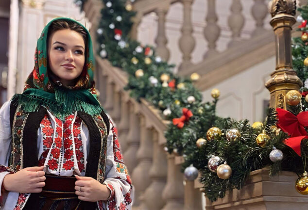 Lavinia Andreea Andreescu este o tânără artistă care își poartă cu mândrie originile din inima Moldovei, fiind născută pe Valea Bistriței, în comuna Farcașa, județul Neamț, un loc pe care îl descrie ca fiind „un colț de rai”. Legătura ei cu locurile natale este una atât biografică, cât și profund sufletească, pentru că acolo s-au format valorile, sensibilitatea și dragostea pentru autentic care îi definesc astăzi parcursul artistic.